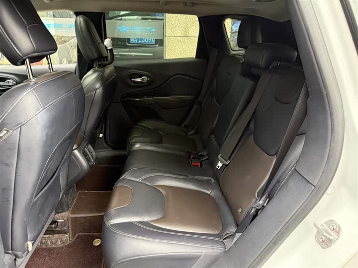 Фото 9 - Jeep Cherokee