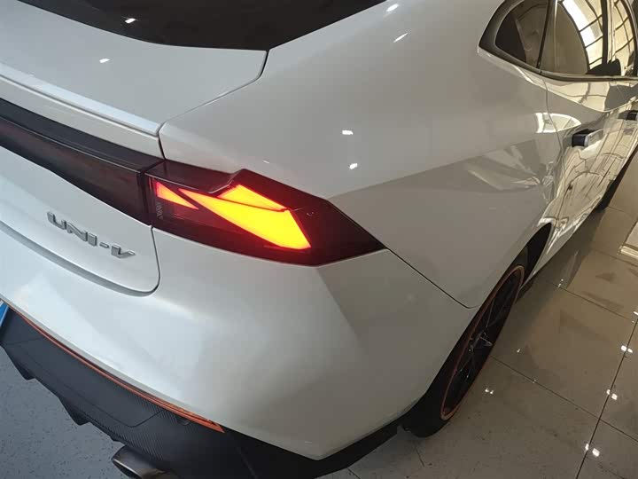 Фото 8 - Changan UNI-V