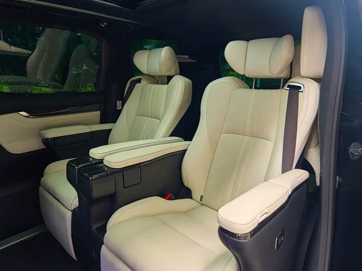 Фото 18 - Lexus LM