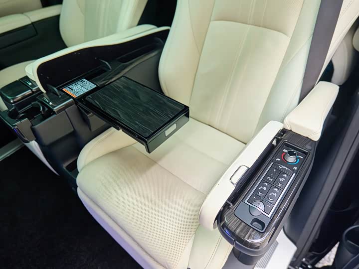 Фото 19 - Lexus LM