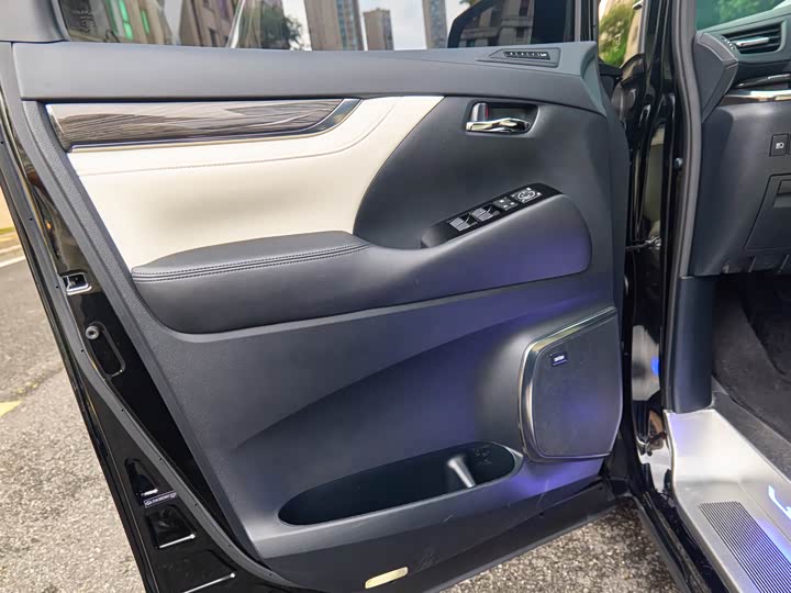 Фото 20 - Lexus LM