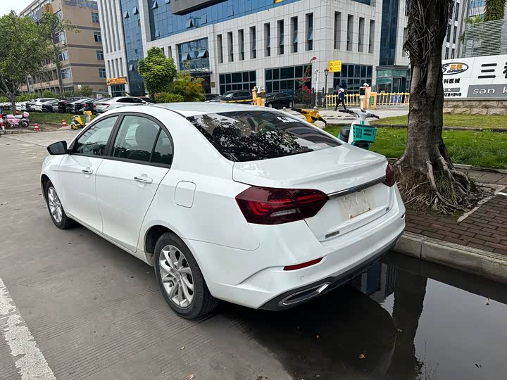 Фото 7 - Geely Emgrand