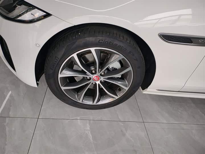 Фото 23 - Jaguar XF L