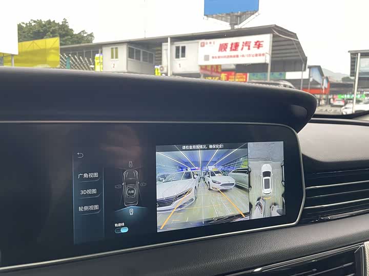 Фото 12 - Hongqi HS5