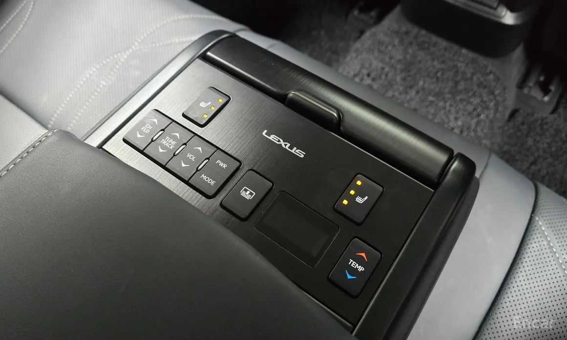 Фото 19 - Lexus ES