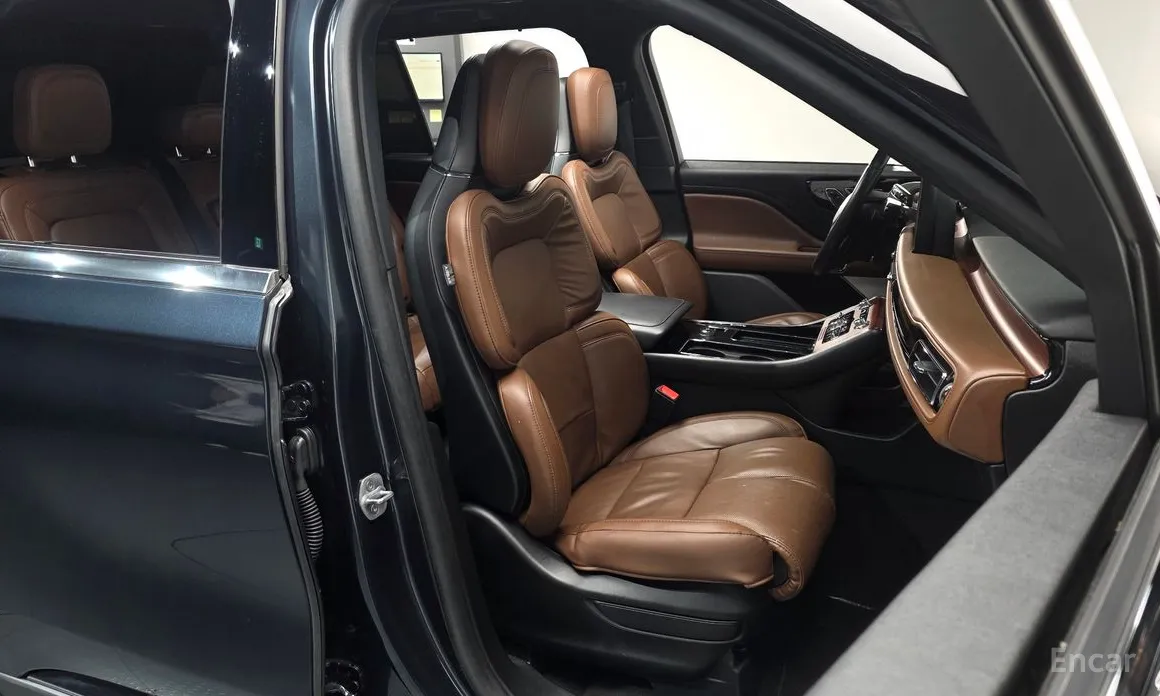 Фото 10 - Lincoln Aviator