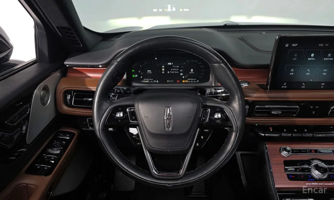 Фото 13 - Lincoln Aviator