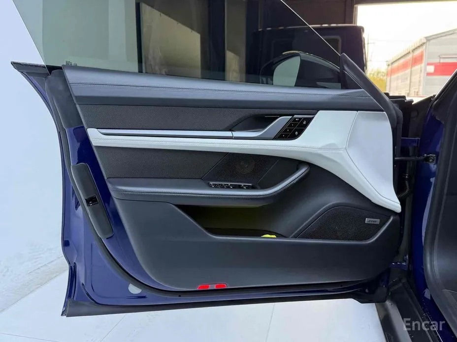 Фото 11 - Porsche Taycan