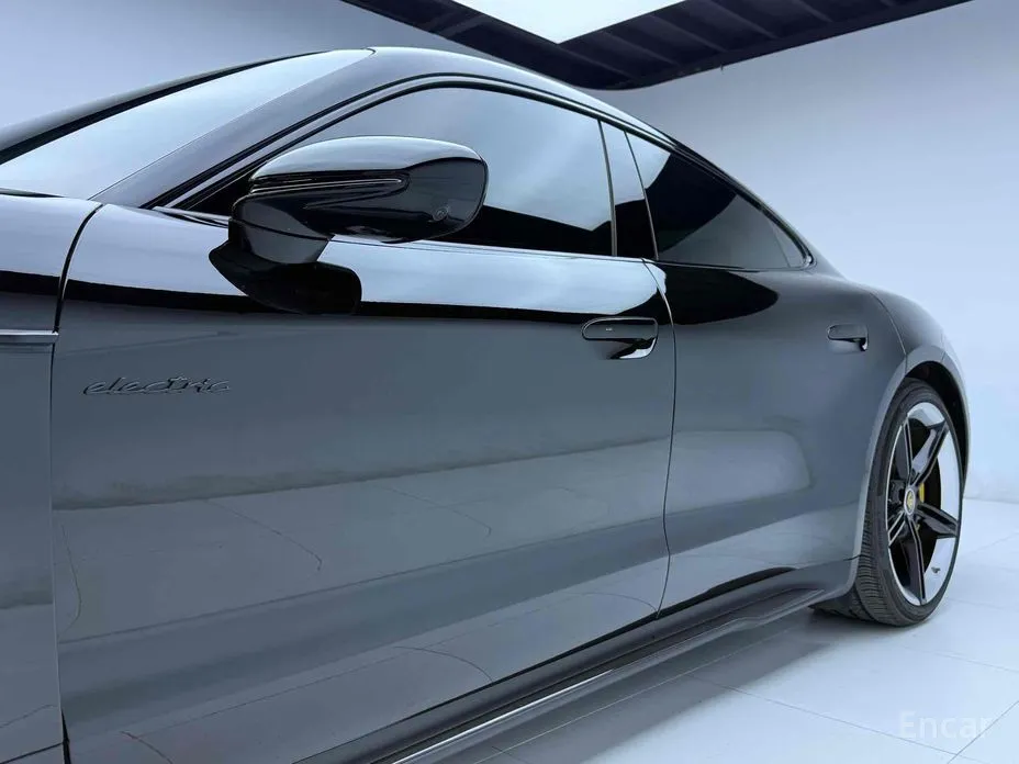 Фото 19 - Porsche Taycan