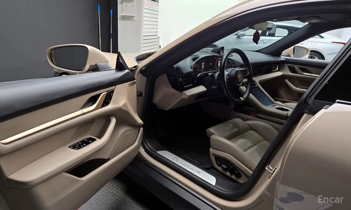 Фото 10 - Porsche Taycan