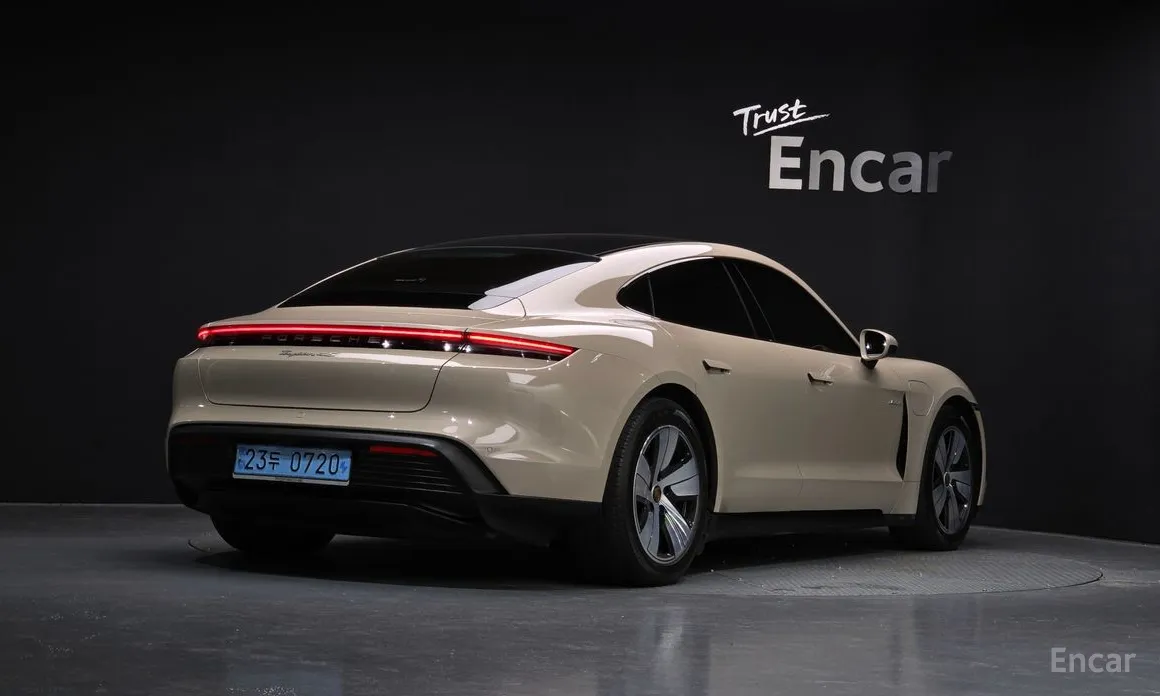 Фото 2 - Porsche Taycan