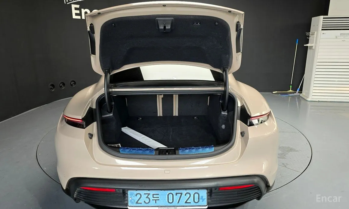 Фото 20 - Porsche Taycan