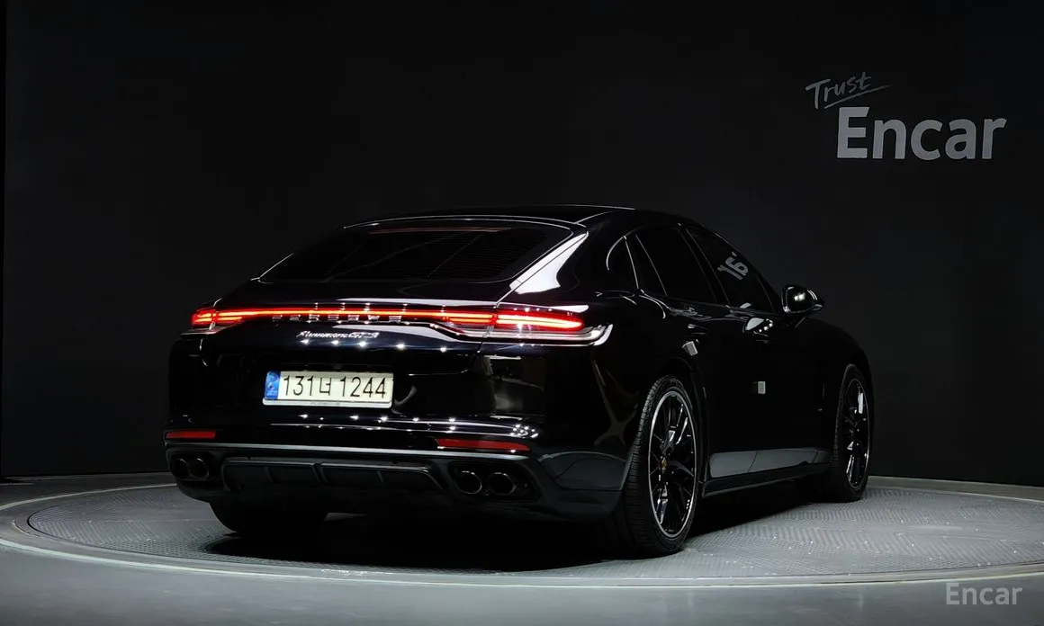 Фото 2 - Porsche Panamera