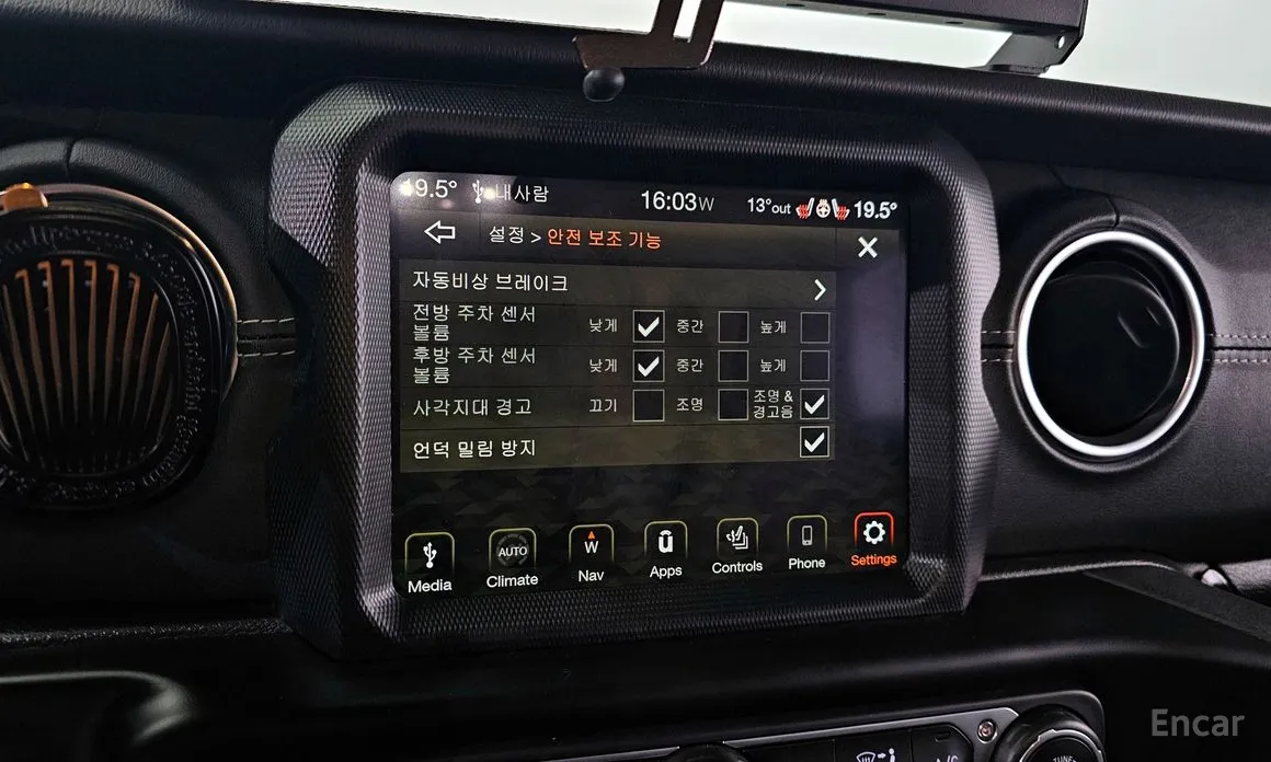 Фото 19 - Jeep Wrangler