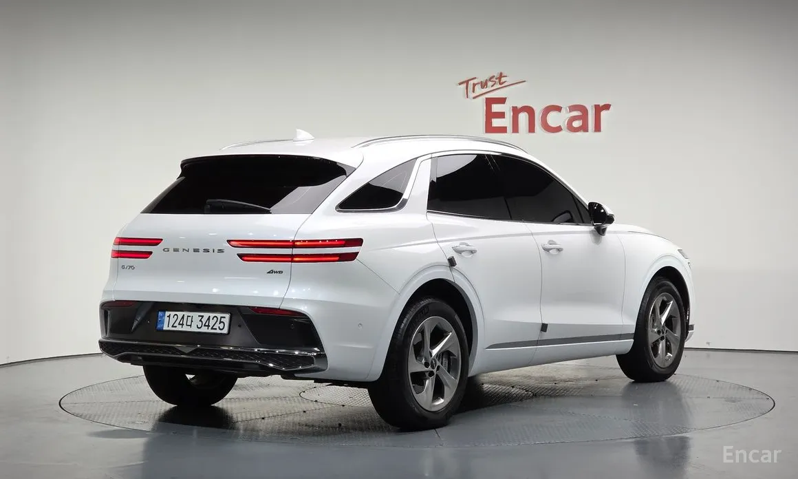 Фото 2 - Genesis GV70