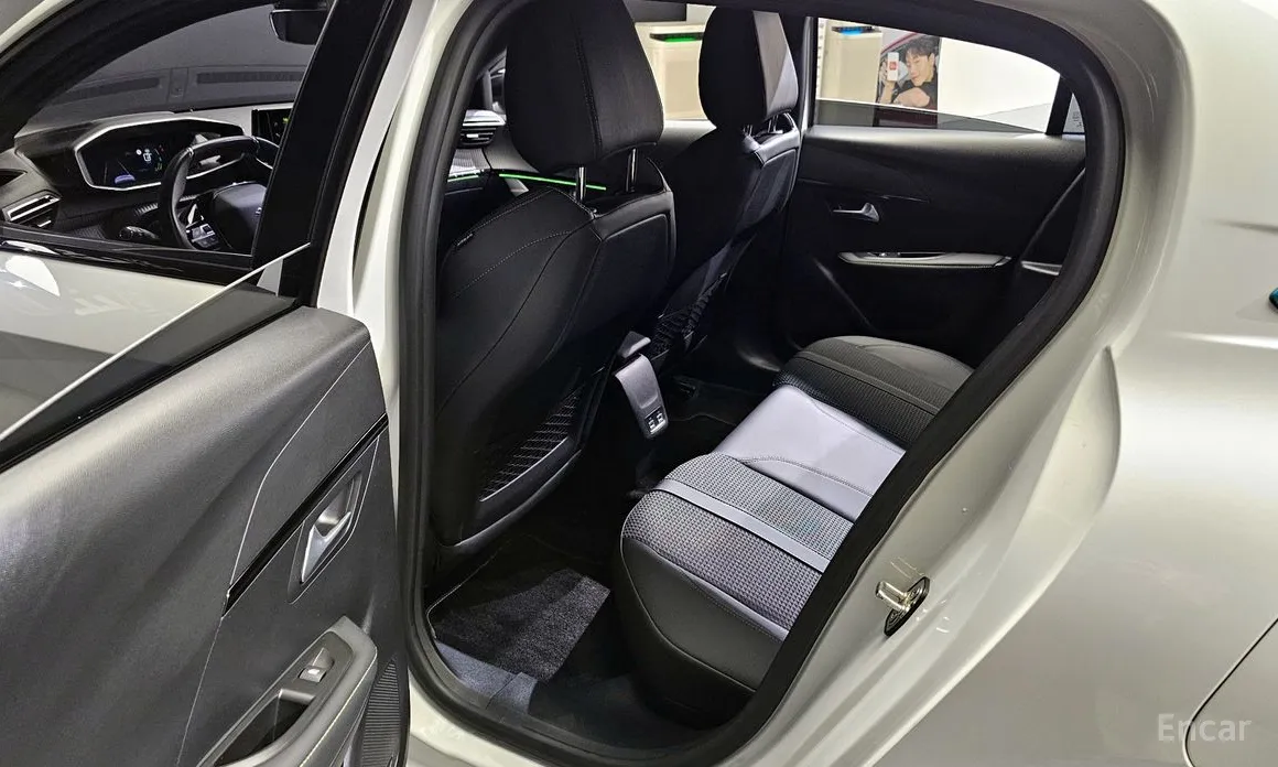 Фото 11 - Peugeot 208