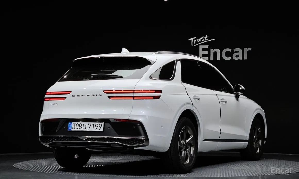 Фото 2 - Genesis GV70