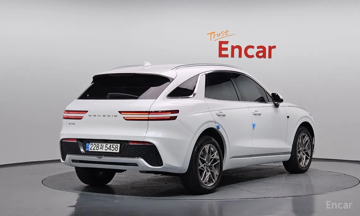 Photo 2 - Genesis GV70