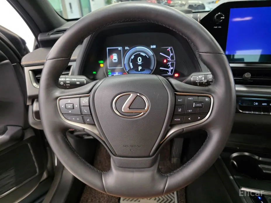 Фото 12 - Lexus UX