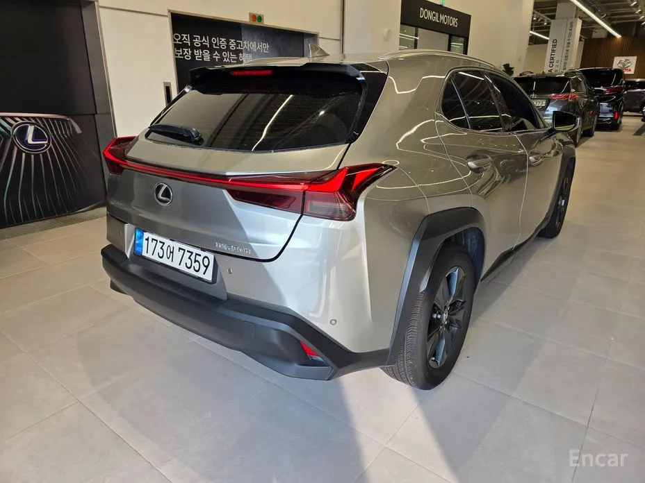 Фото 2 - Lexus UX