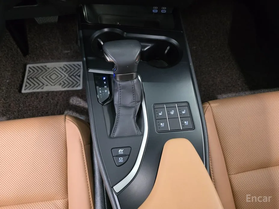 Фото 9 - Lexus UX