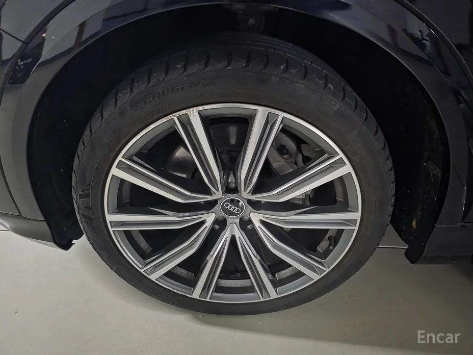 Фото 7 - Audi Q8