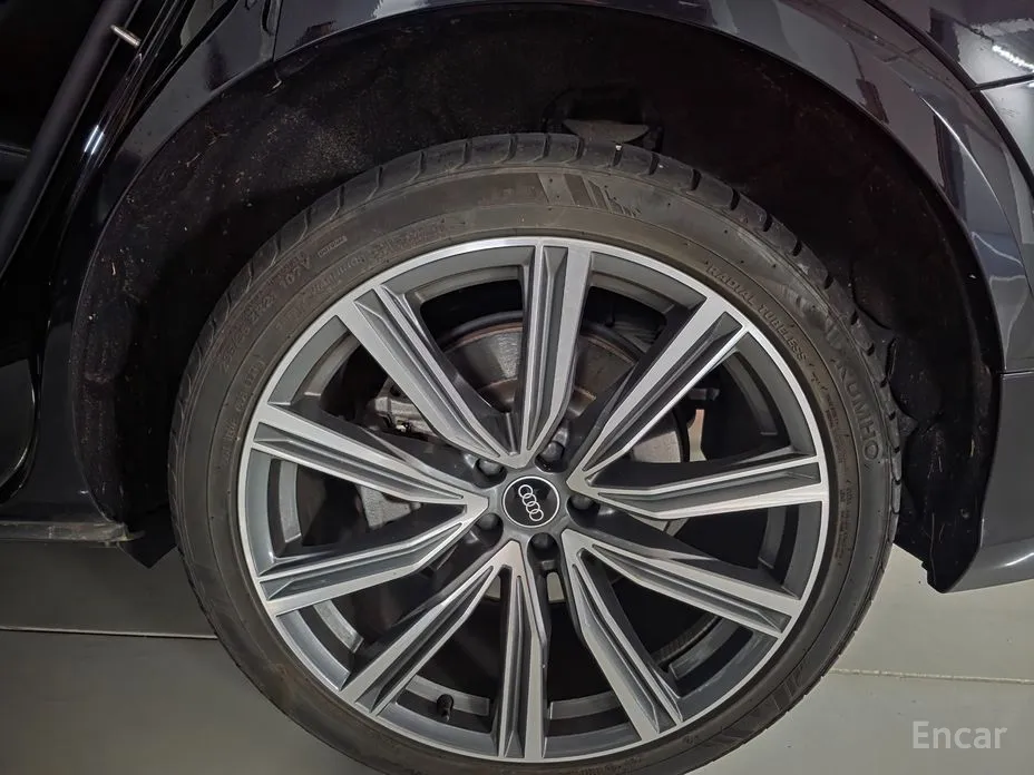 Фото 9 - Audi Q8