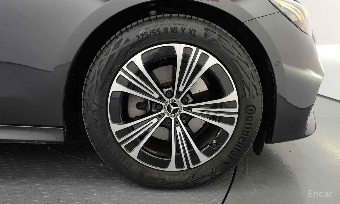 Фото 5 - Mercedes-Benz E-Class