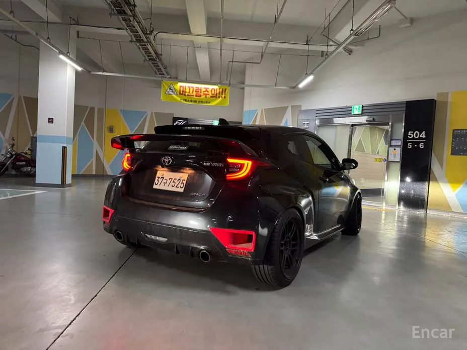 Фото 2 - Toyota Yaris