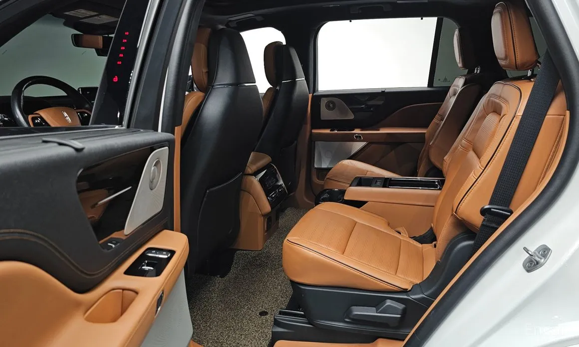 Фото 12 - Lincoln Aviator