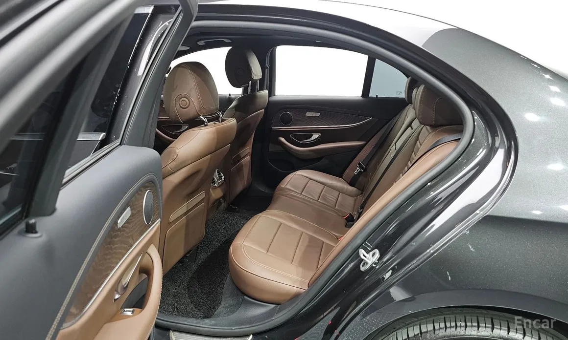 Фото 11 - Mercedes-Benz E-Class