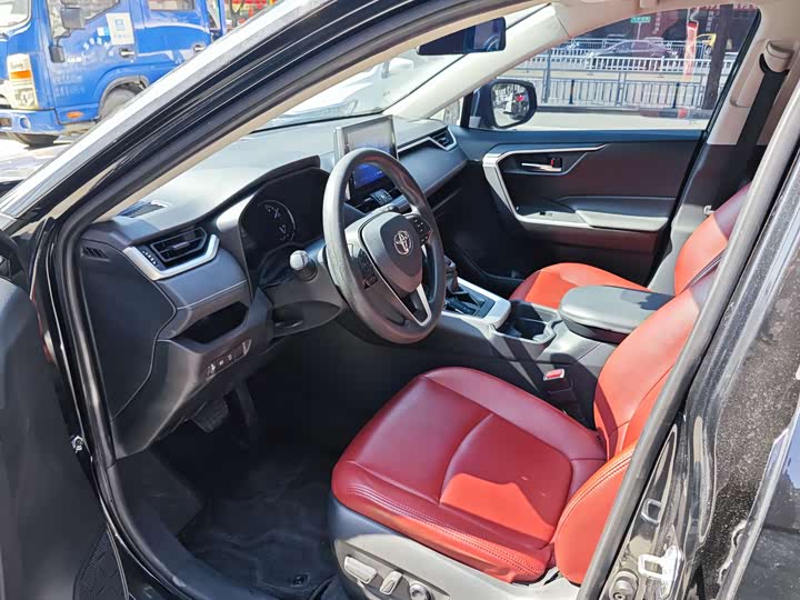 Фото 4 - Toyota RAV4