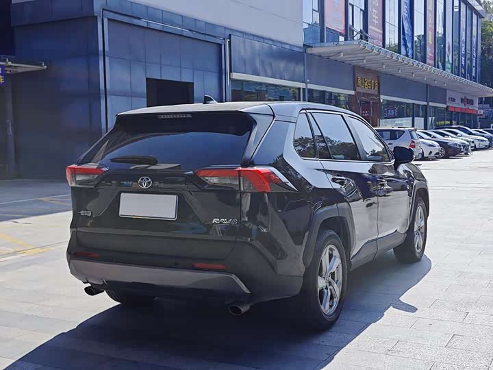 Фото 7 - Toyota RAV4