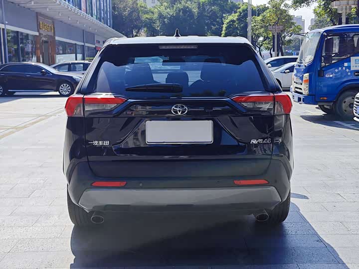 Фото 8 - Toyota RAV4