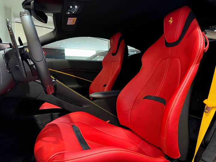 Фото 11 - Ferrari Roma