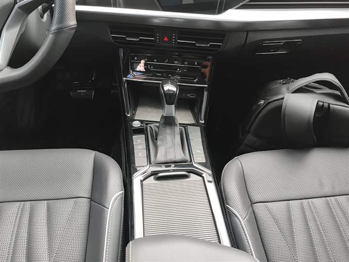 Фото 14 - Volkswagen Passat