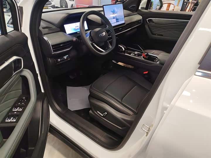 Фото 15 - Geely Okavango L