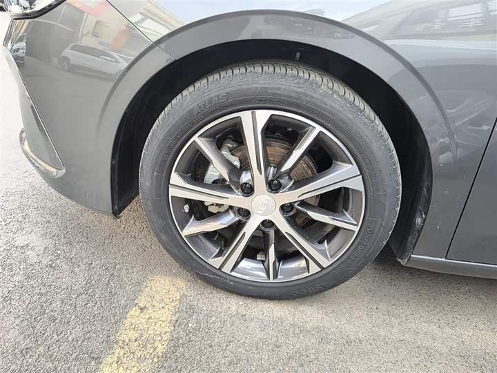 Фото 23 - Geely Emgrand