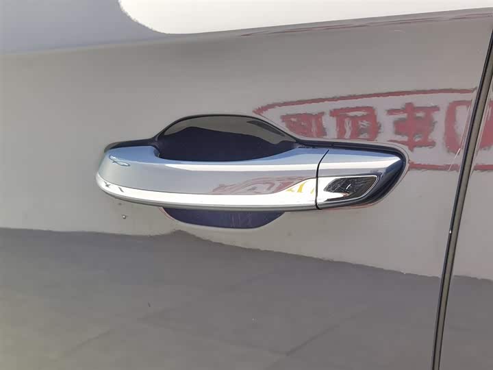 Фото 18 - Hongqi HS7