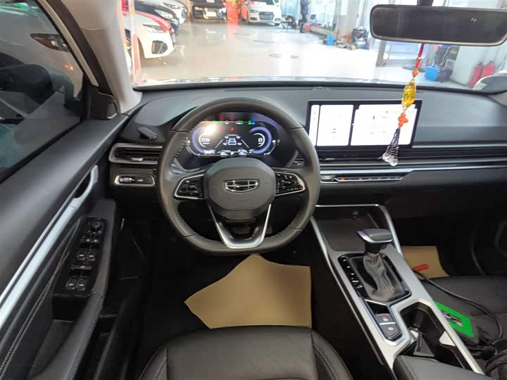 Фото 11 - Geely Emgrand