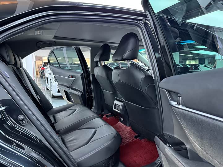 Фото 10 - Toyota Camry