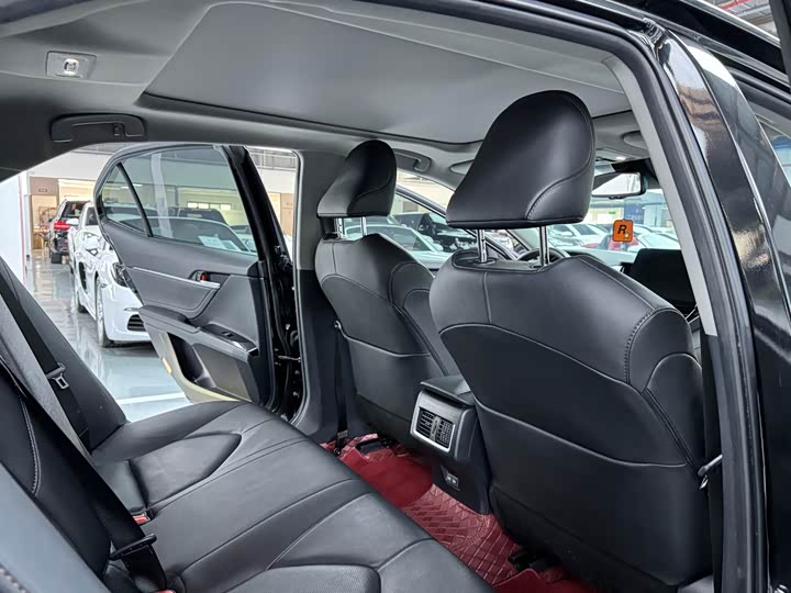 Фото 11 - Toyota Camry