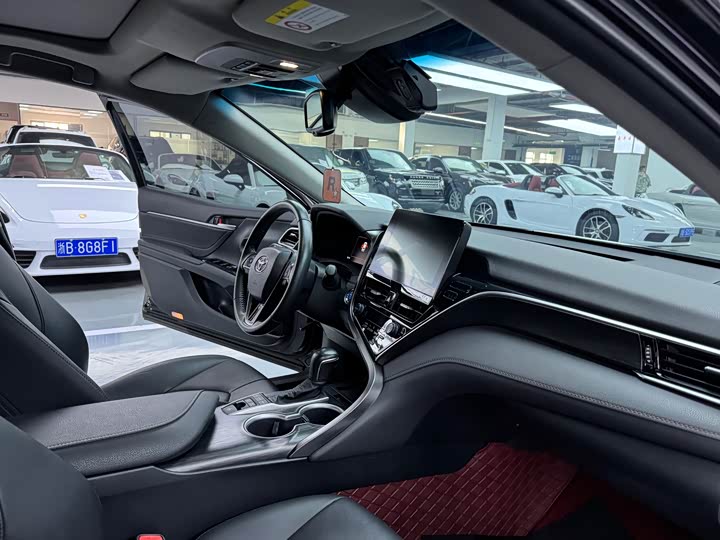 Фото 13 - Toyota Camry