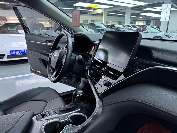 Фото 14 - Toyota Camry