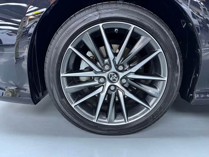 Фото 15 - Toyota Camry