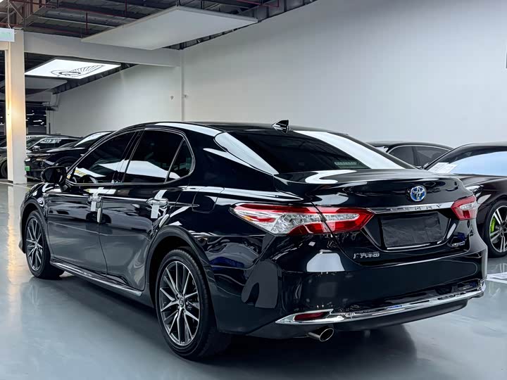 Фото 18 - Toyota Camry