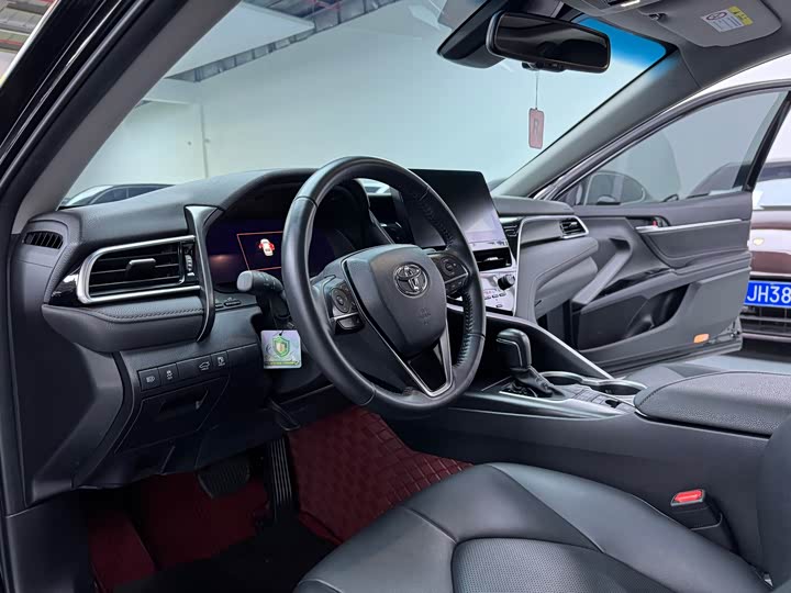 Фото 4 - Toyota Camry