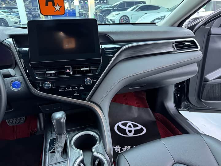 Фото 9 - Toyota Camry