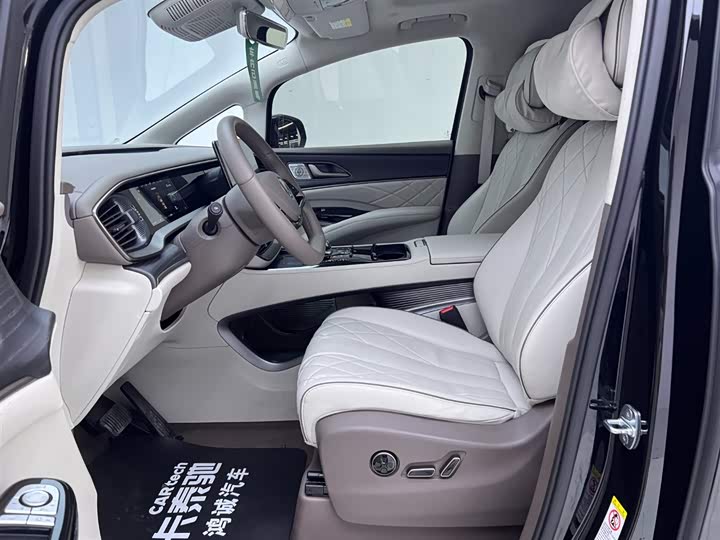 Фото 16 - Denza D9