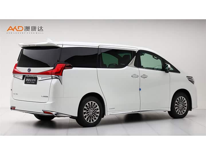 Фото 3 - Lexus LM
